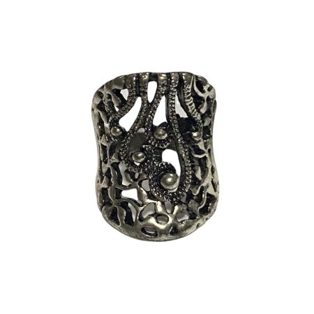 Μεταλλικό δαχτυλίδι με ιδιαίτερο σχέδιο