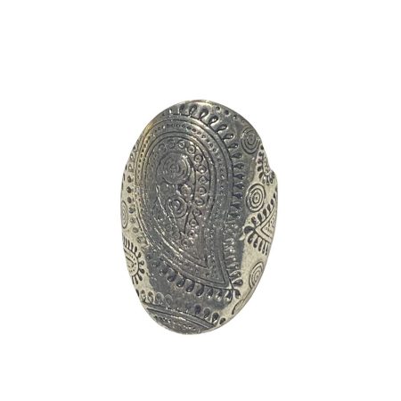 Μεταλλικό δαχτυλίδι με ιδιαίτερο σχέδιο