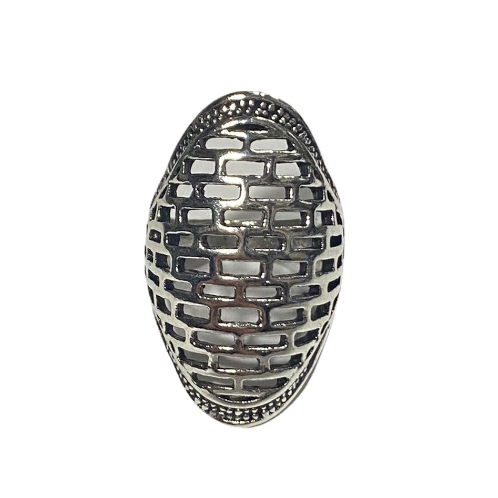 Μεταλλικό δαχτυλίδι με τρυπητό σχέδιο σε ασημί χρώμα